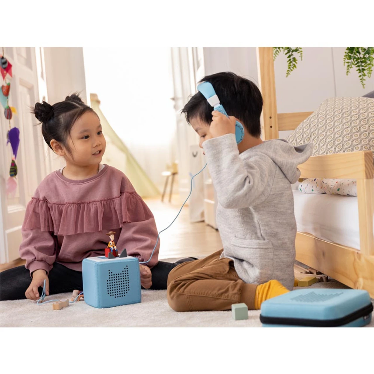 Tonies Foldable Headphones - Blue 4 Tonies Foldable Headphones - Blue - Image 4