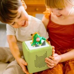 Laurie Berkner Tonie -Tonies Tonies PDP Assets laurie berkner lifestyle 2